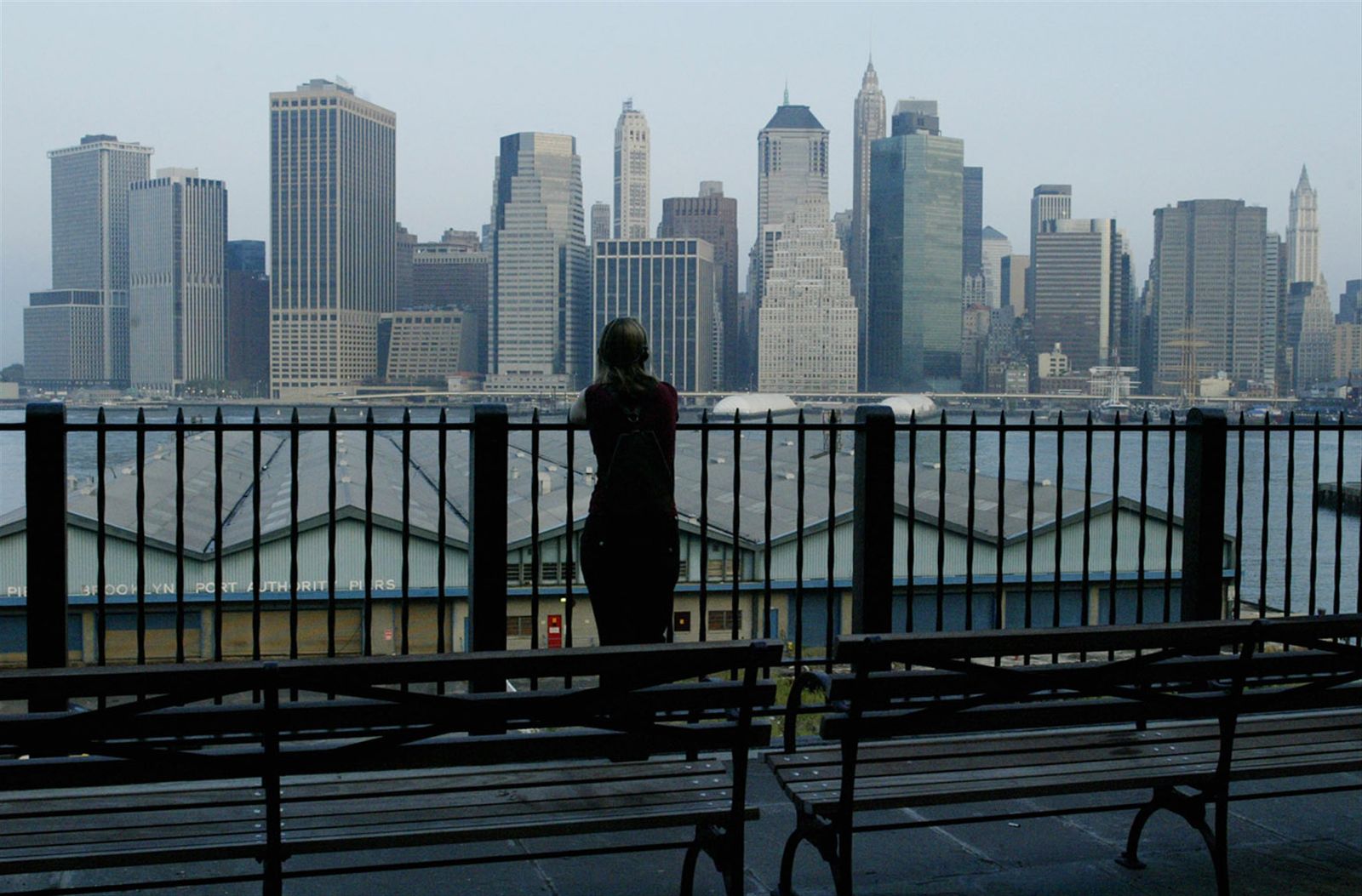 Una mujer contempla el perfil del Lower Manhattan desde la ribera de Brooklyn, en Nueva York.