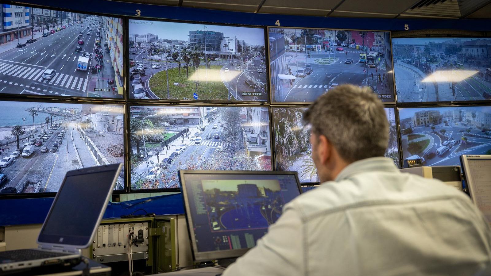 Un técnico controla la orientación de una de las cámaras desde su ordenador.