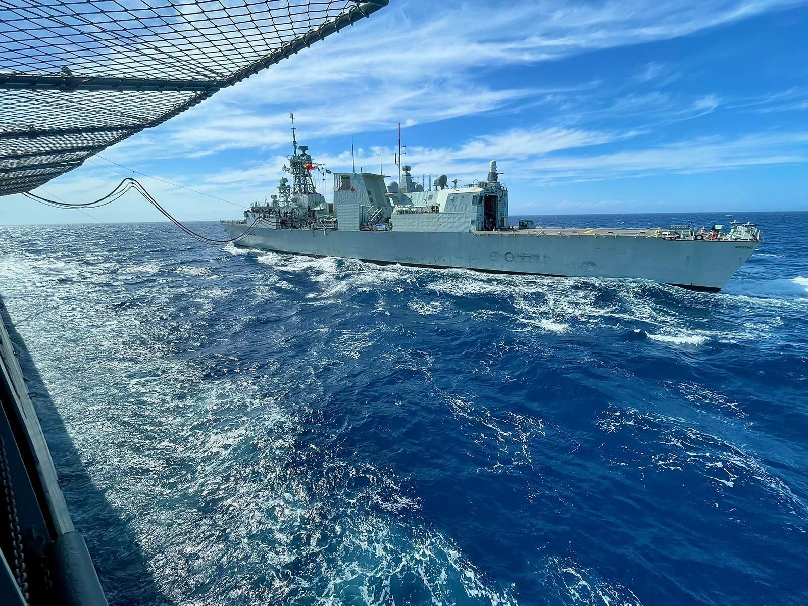 El Patiño realiza un aprovisionamiento doble con el USS James E Williams y el HMCS Fredericton de Canadá.