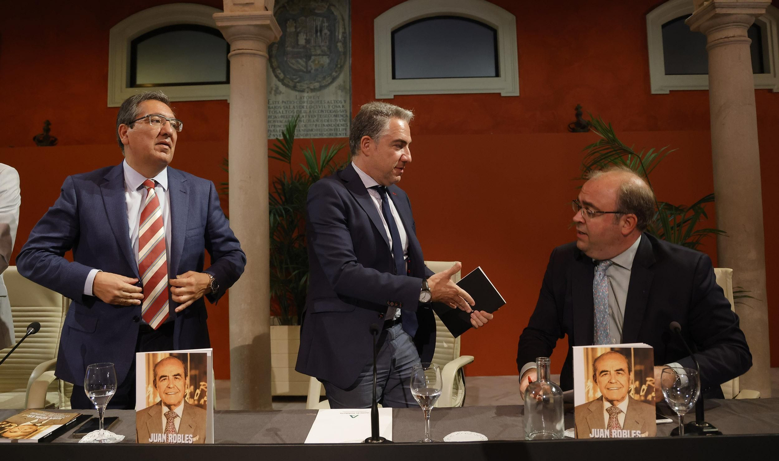 Presentación del libro  'Juan Robles, la sonrisa del tabernero' de Carlos Navarro, todas las imágenes