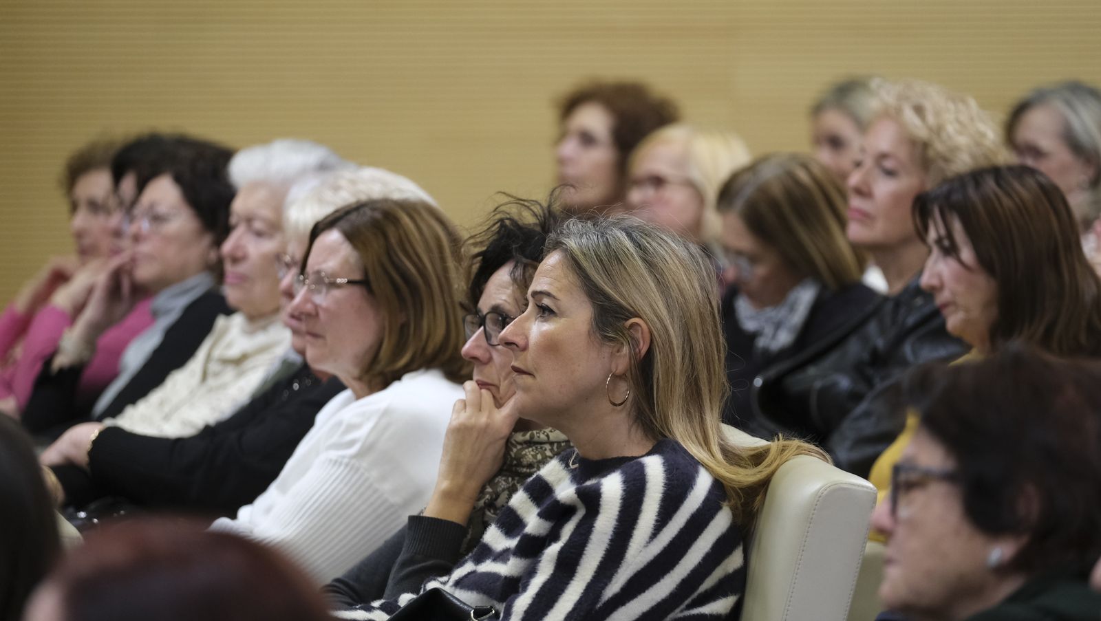 Imágenes del Diario de los Libros con la escritora ganadora del Premio Planeta 2022, Luz Gabás