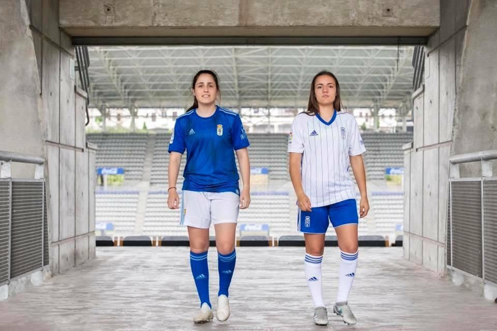El Real Oviedo se mantiene fiel a la marca alemana Adidas, que acompaña a la entidad desde la temporada 2016/2017. La primera equipación utiliza el modelo Tiro 19 en azul con detalles en celeste, con pantalón blanco y medias azules. Las tradicionales tres tiras de la marca alemana, presentes en hombros, lateral del pantalón y medias van en celeste. La segunda equipación, que utiliza el modelo Tiro 17, cambia el azul por el blanco en su camiseta, con finas líneas azules en la parte frontal y escudo monocromático. El pantalón es azul y las medias blancas.