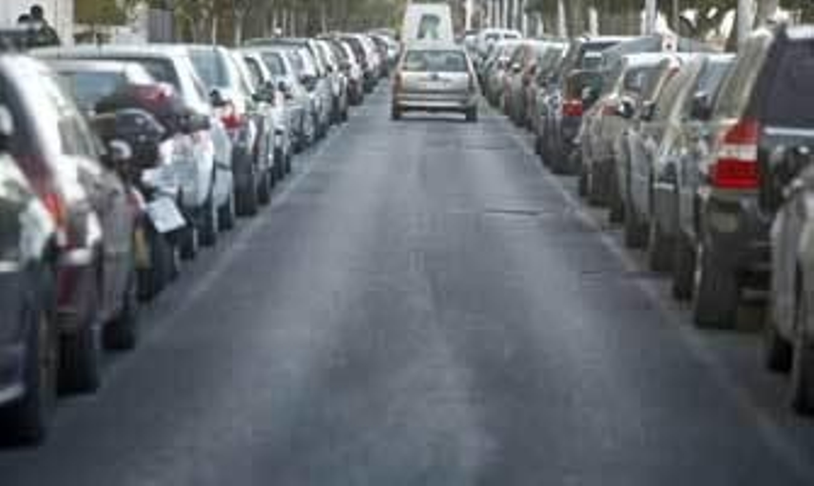 Un vehículo buscando aparcamiento ayer por Bahía Blanca. /Jesús Marín