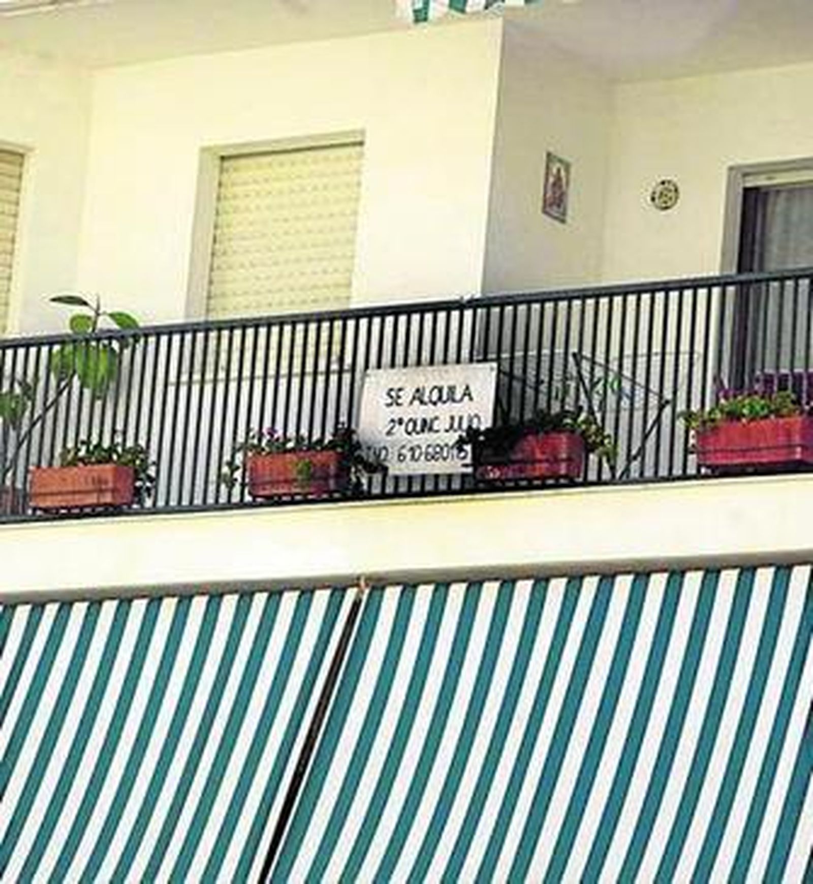 Cartel de alquiler en una vivienda de la costa onubense.