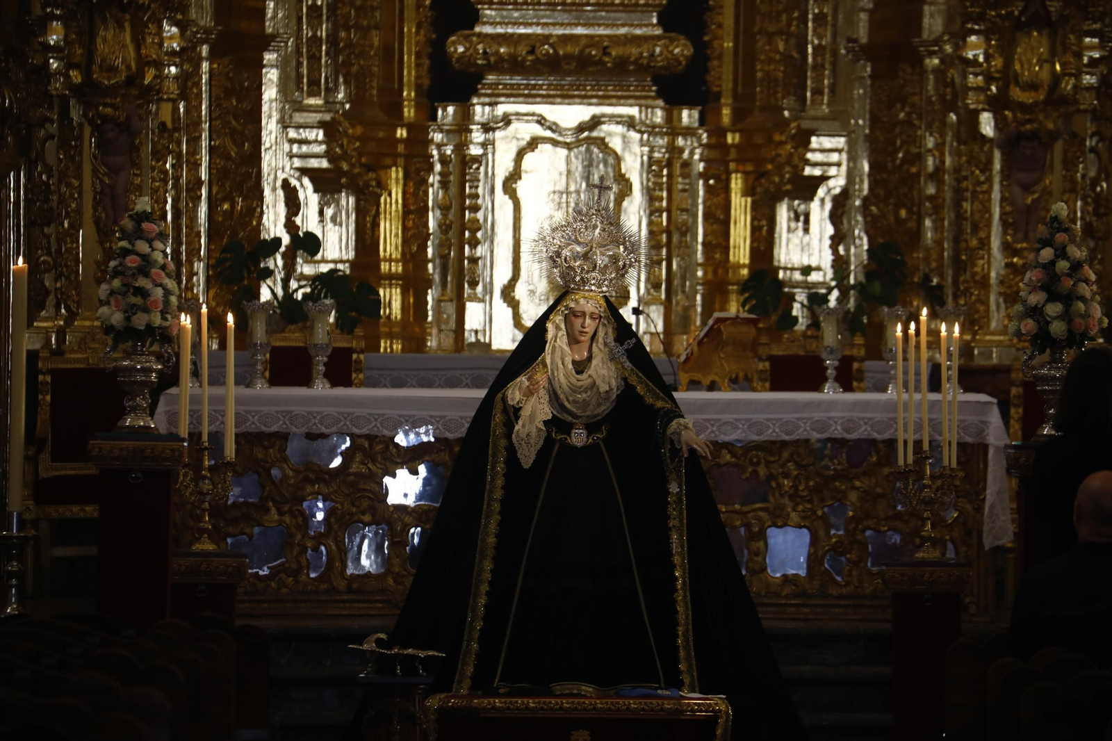 Las mejores fotos del besamanos de la Virgen de la Quinta Angustia de Córdoba
