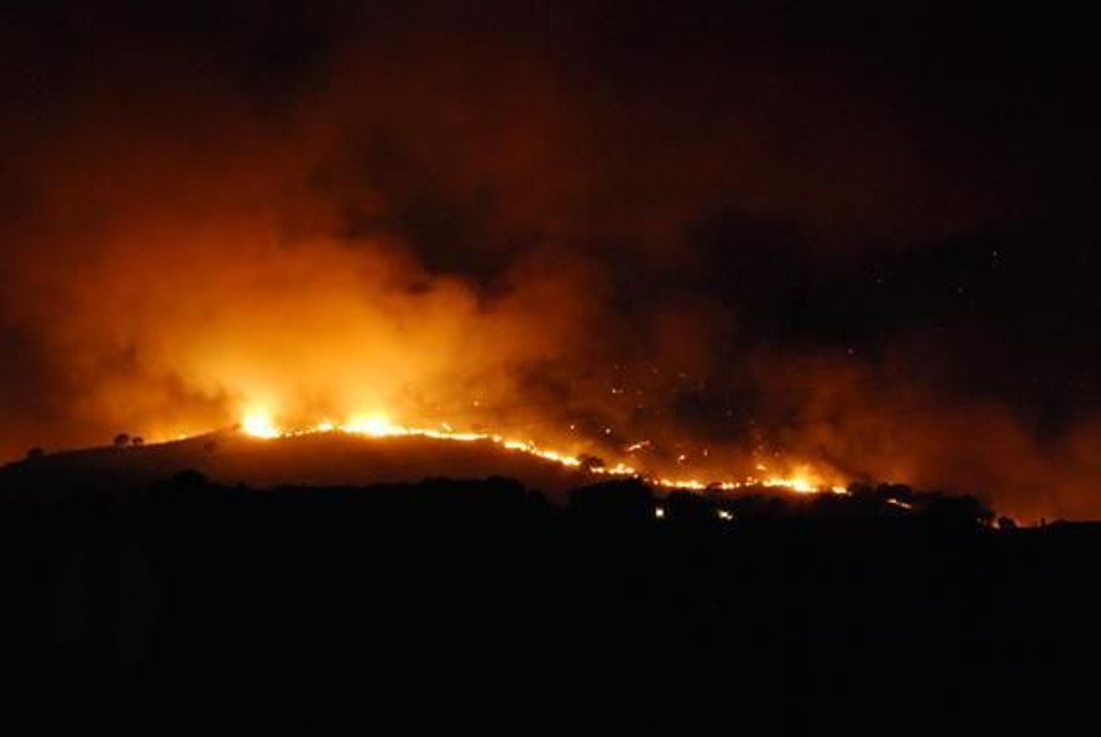 Más de 200 desalojados por el fuego de Mijas y varias casas quemadas