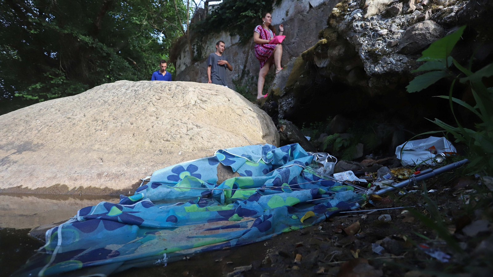 Basura en el sendero del Río de la Miel