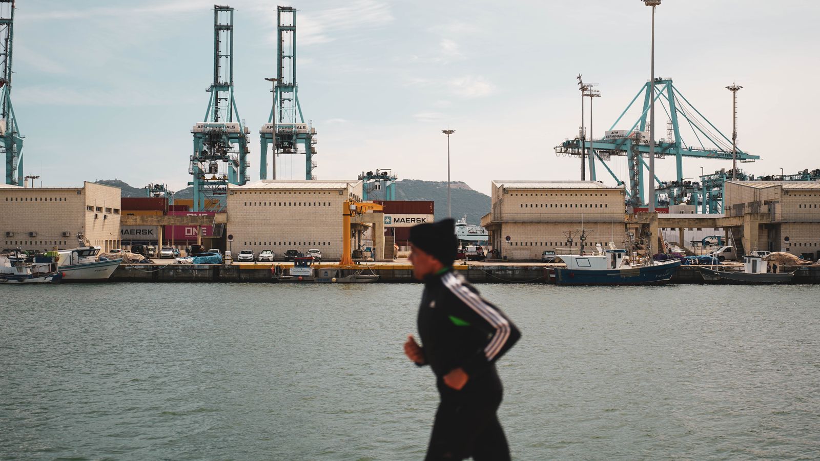Personas disfrutando del mañaneo en el paseo marítimo de Algeciras, en imágenes
