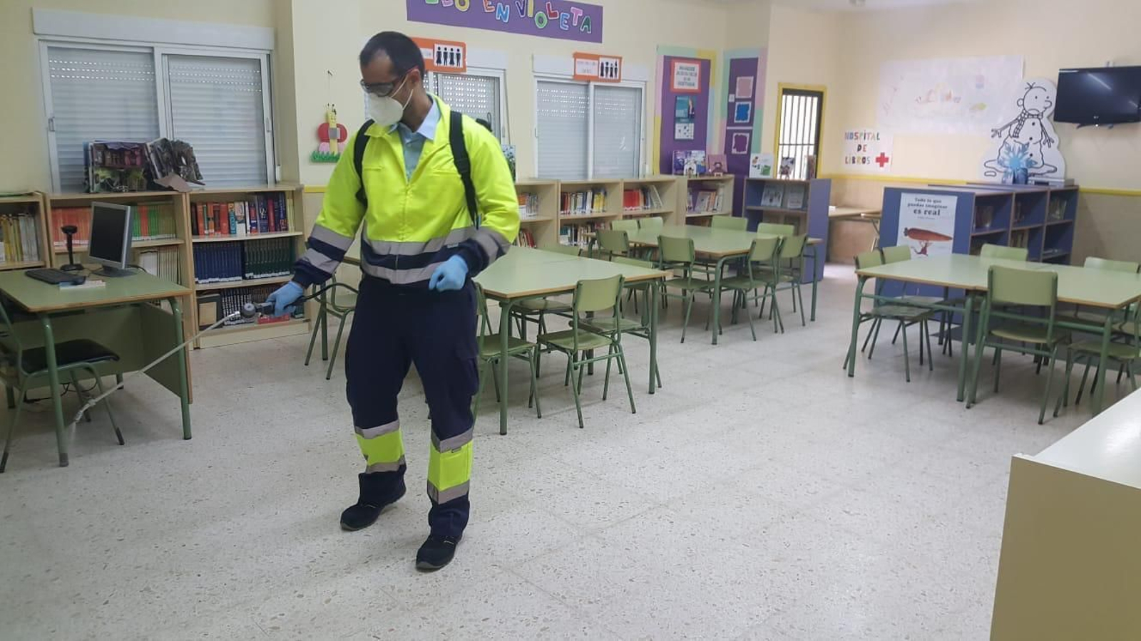 Un operario municipal desinfecta el aula de Primaria de un colegio público.