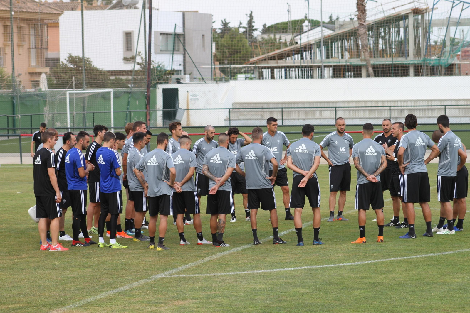 Los jugadores del Cádiz realizan carrera continua en el campo de entrenamiento de Benalup.