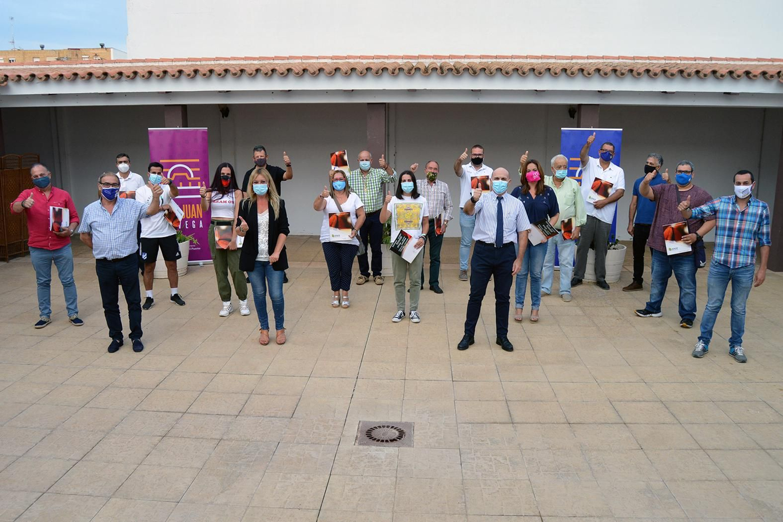 Los beneficiarios con miembros del Ayuntamiento y de Ence.