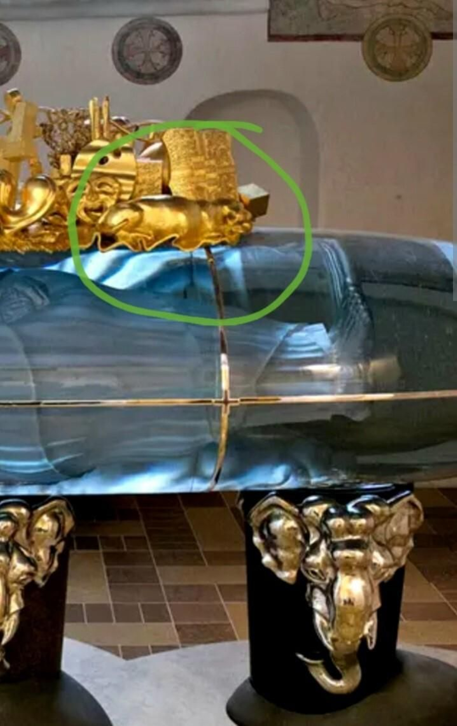 Unos de los perros salchicha del sarcófago de Margarita de Dinamarca