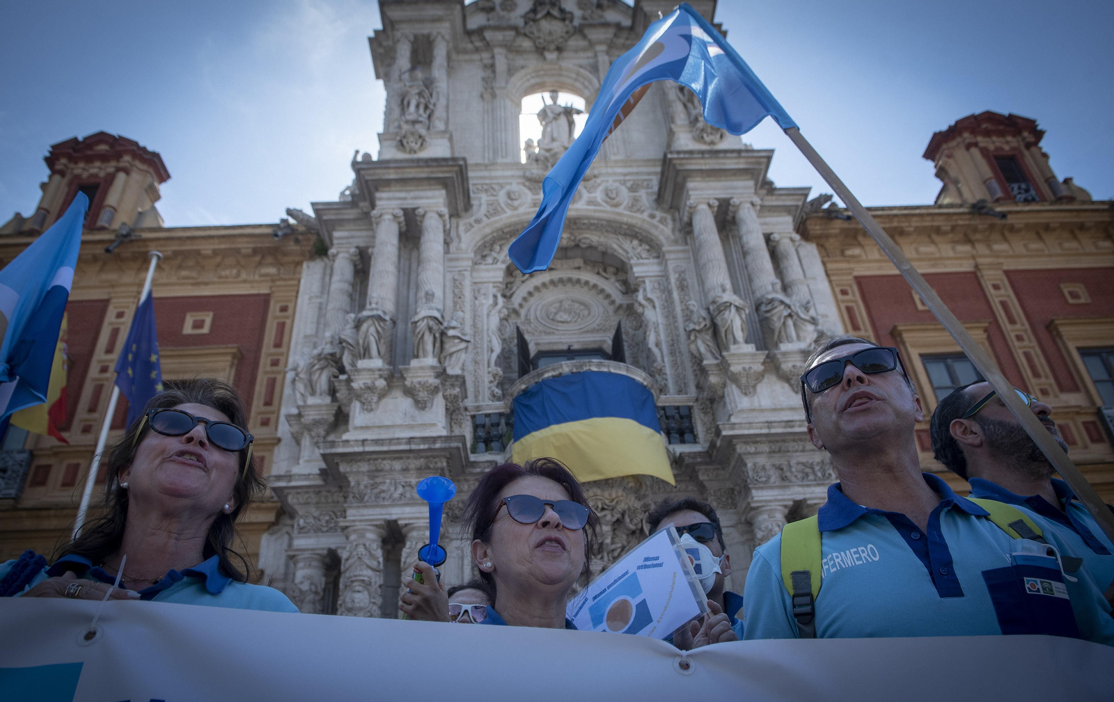Las imágenes de la protesta de los profesionales de las urgencias y emergencias en Sevilla
