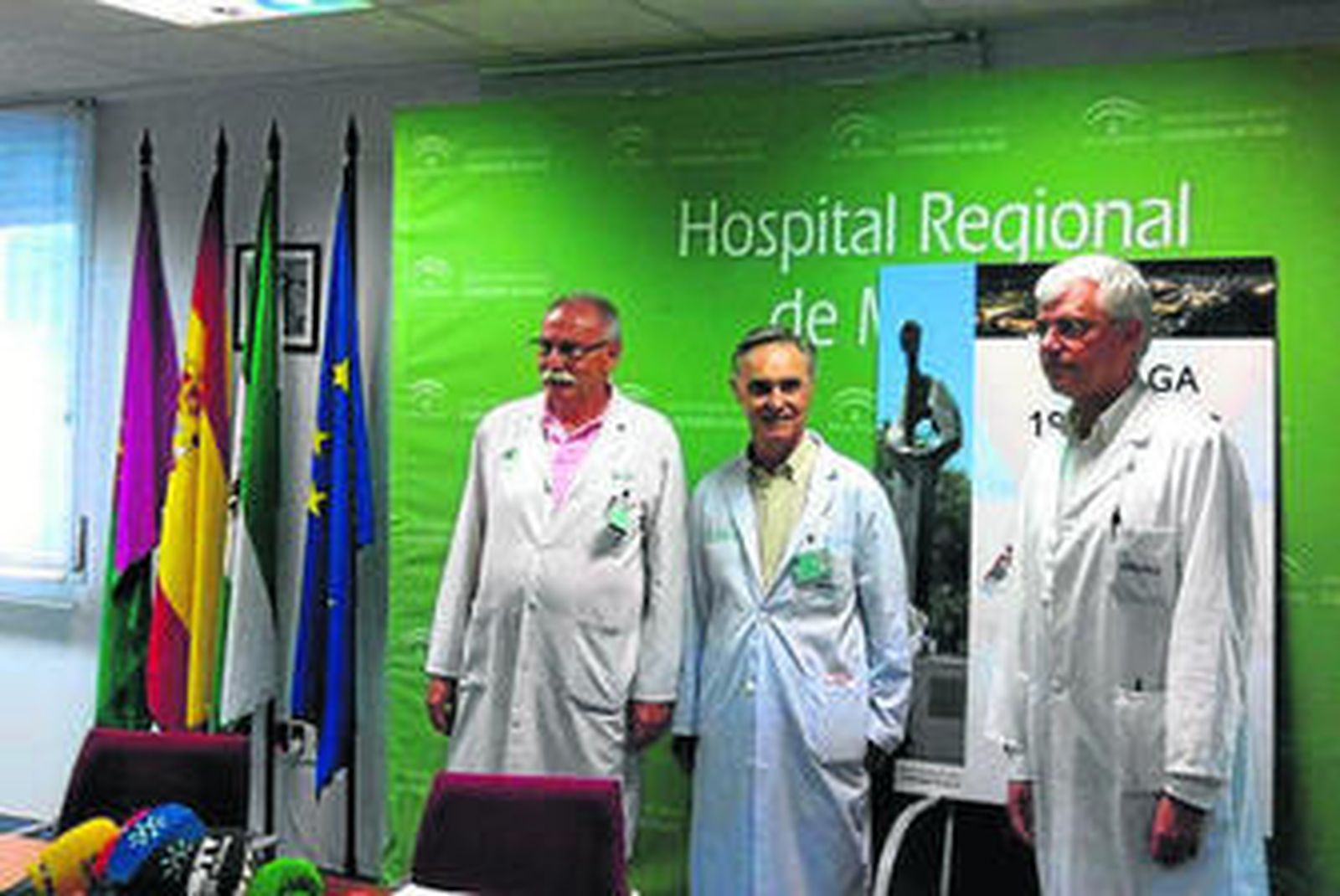 El equipo responble del trasplante, ayer, en el Carlos Haya de Málaga.