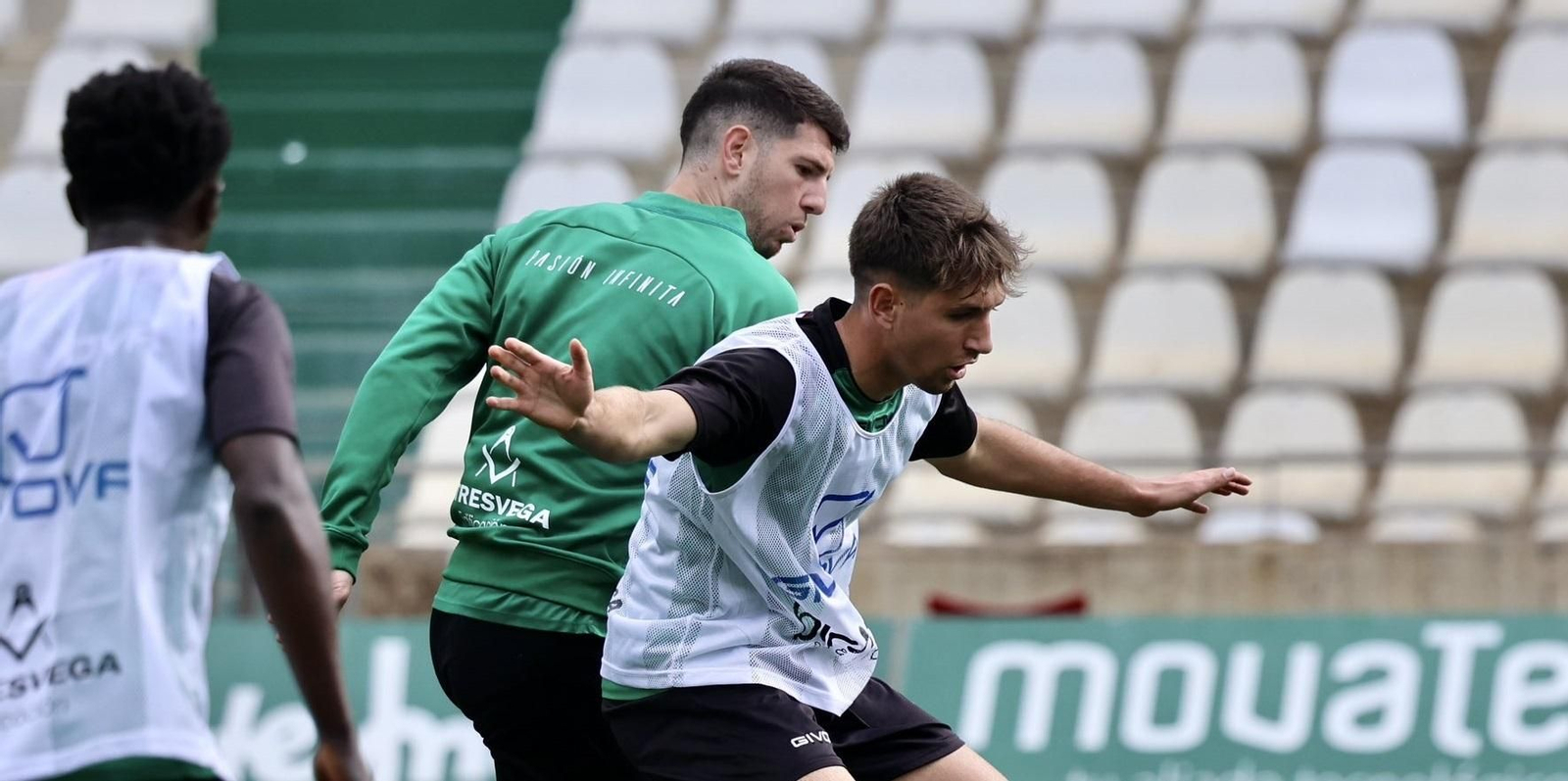 Mati Barboza pugna con Toril ante la presencia de Diarra.
