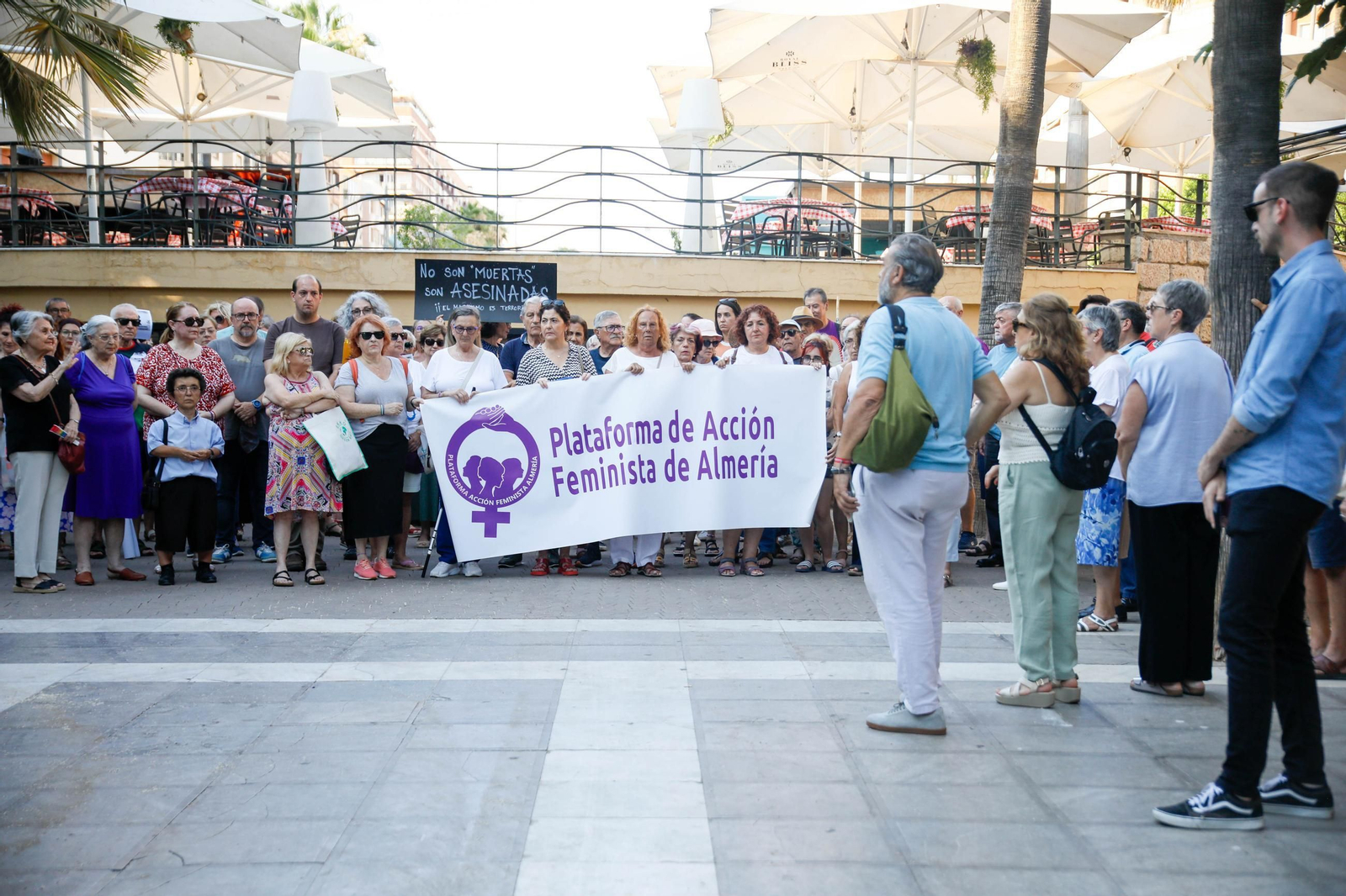 Las imágenes del minuto de silencio en el Mirador de la Rambla por la mujer asesinada en Almería