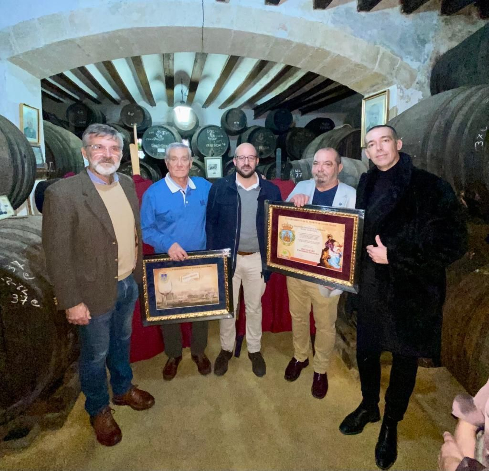 Los representantes de Bodegas Obregón y la Asociación de Belenistas, con los Diplomas de Patrimonio Histórico 2022.
