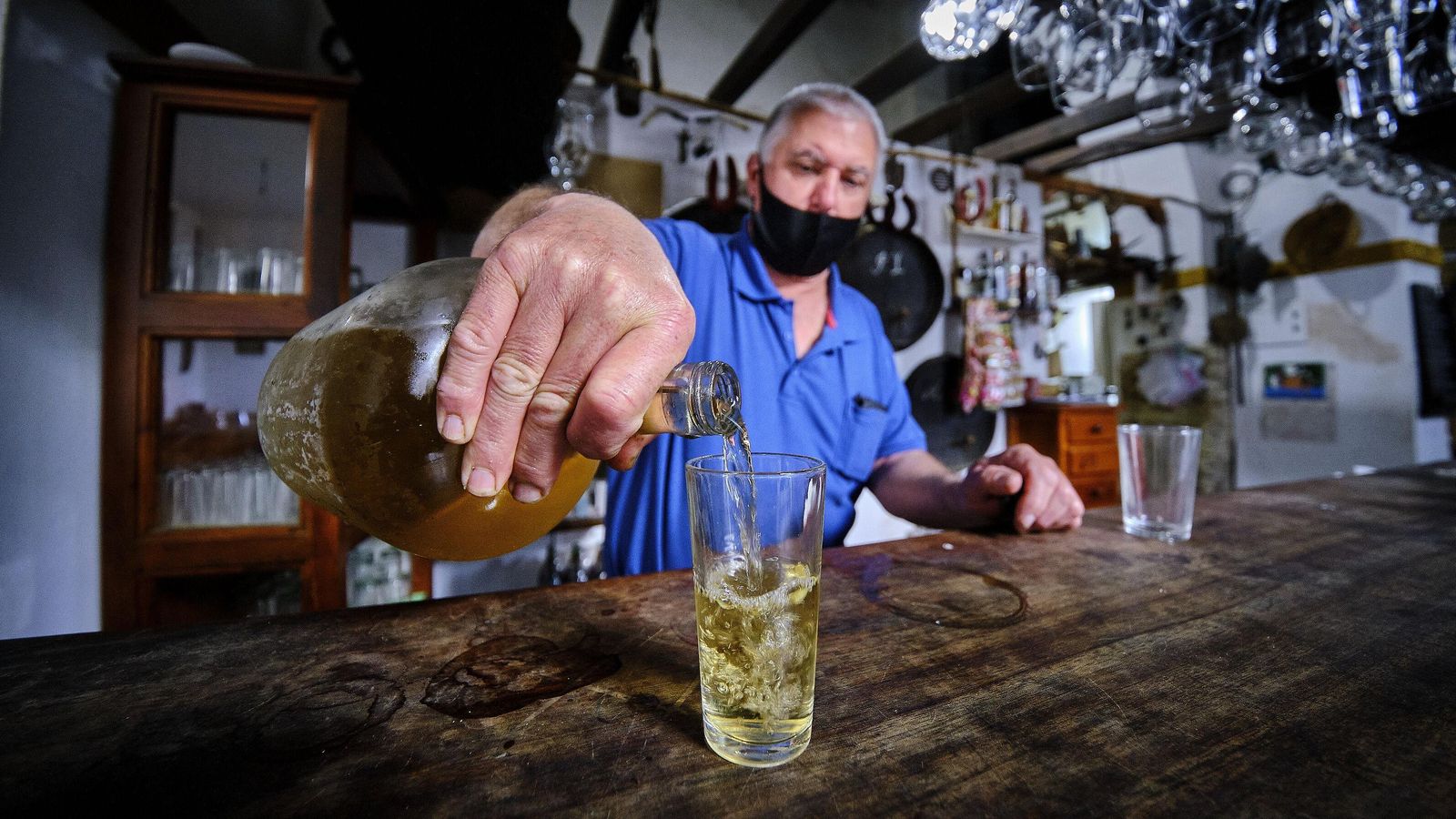 Una manzanilla en la taberna La Herrería.