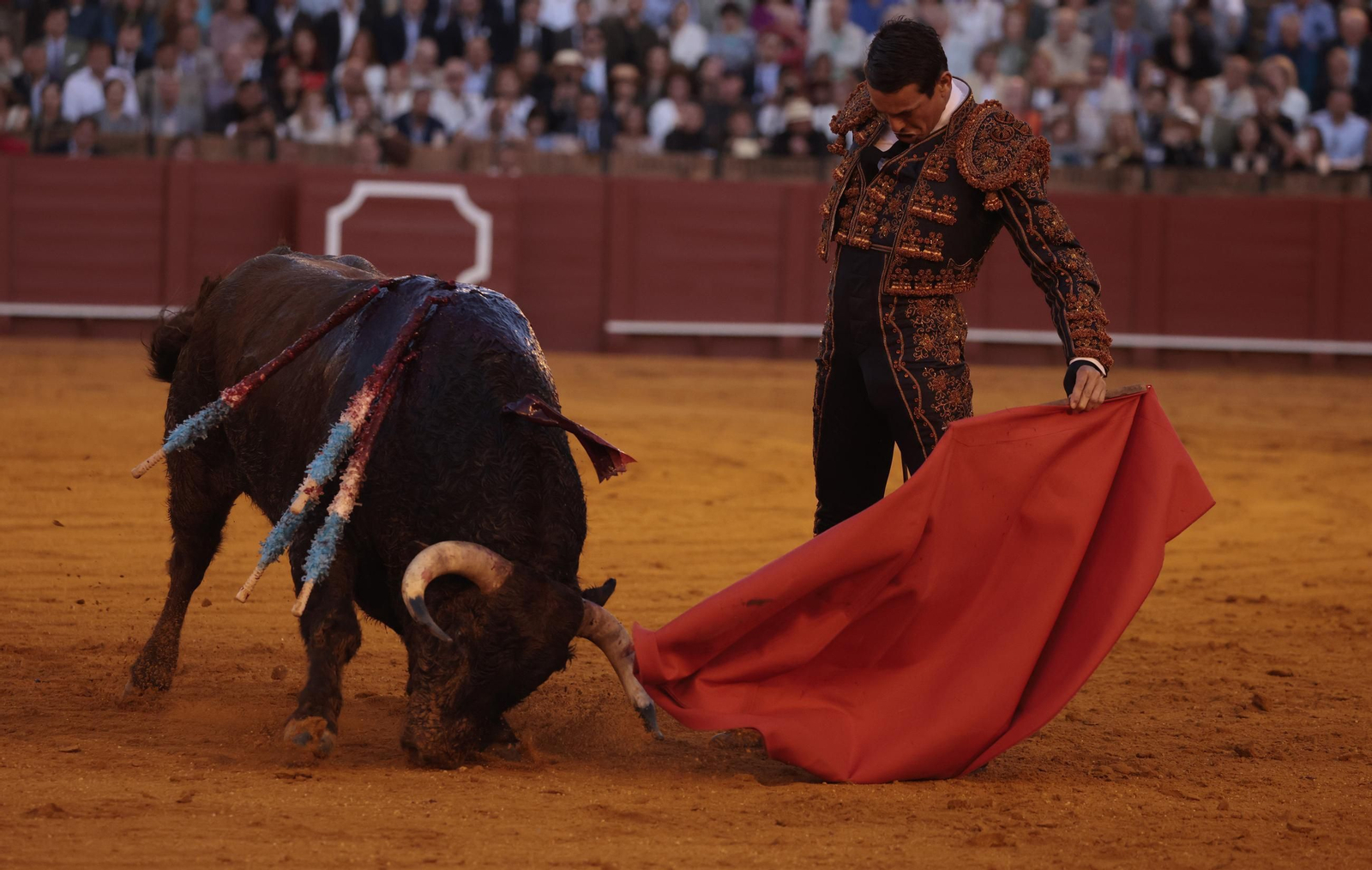 Las imágenes de los toros en Sevilla con Morante de la Puebla, José María Manzanares y Talavante