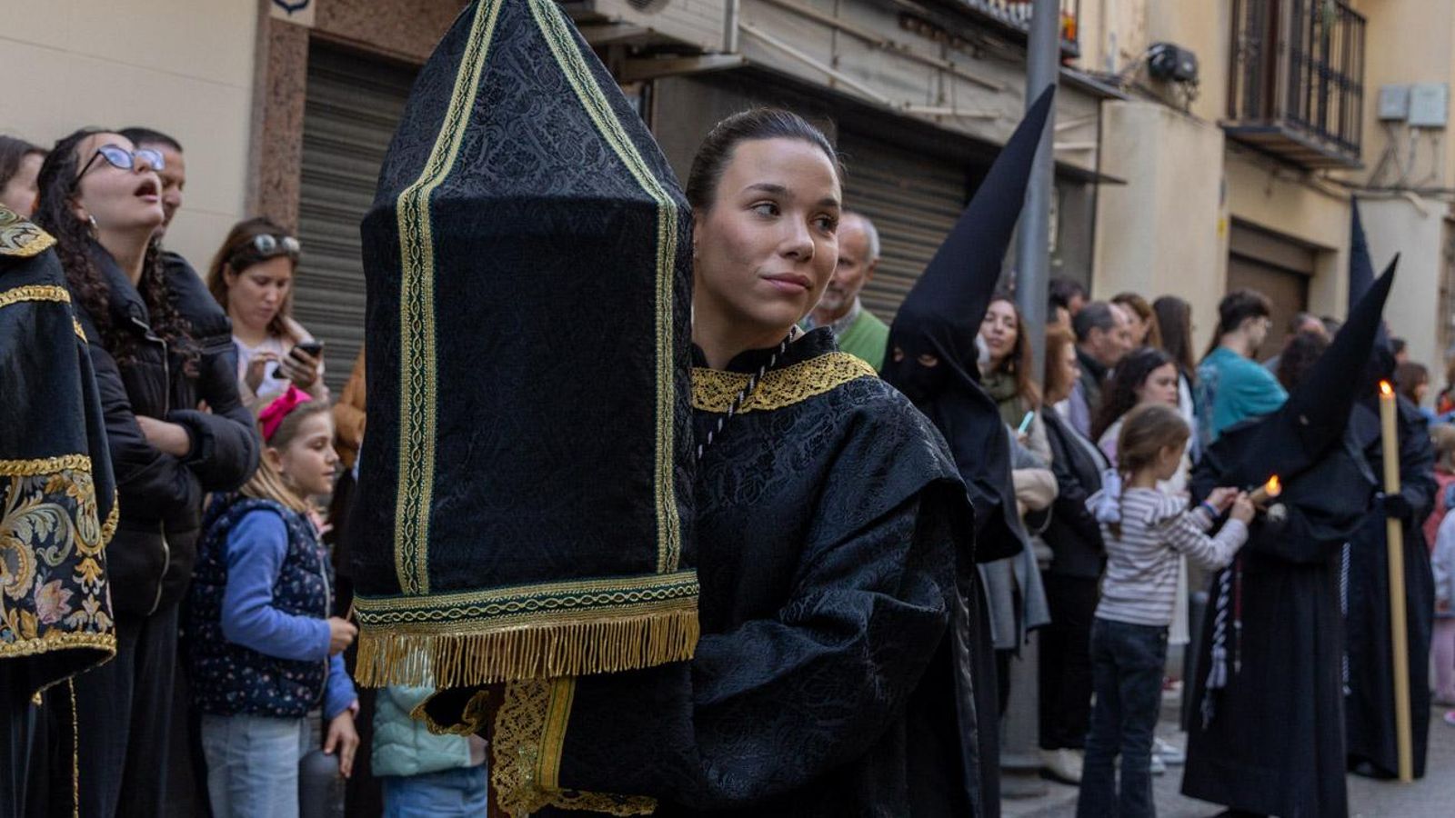 Luto y duelo en la noche del Viernes Santo, en imágenes