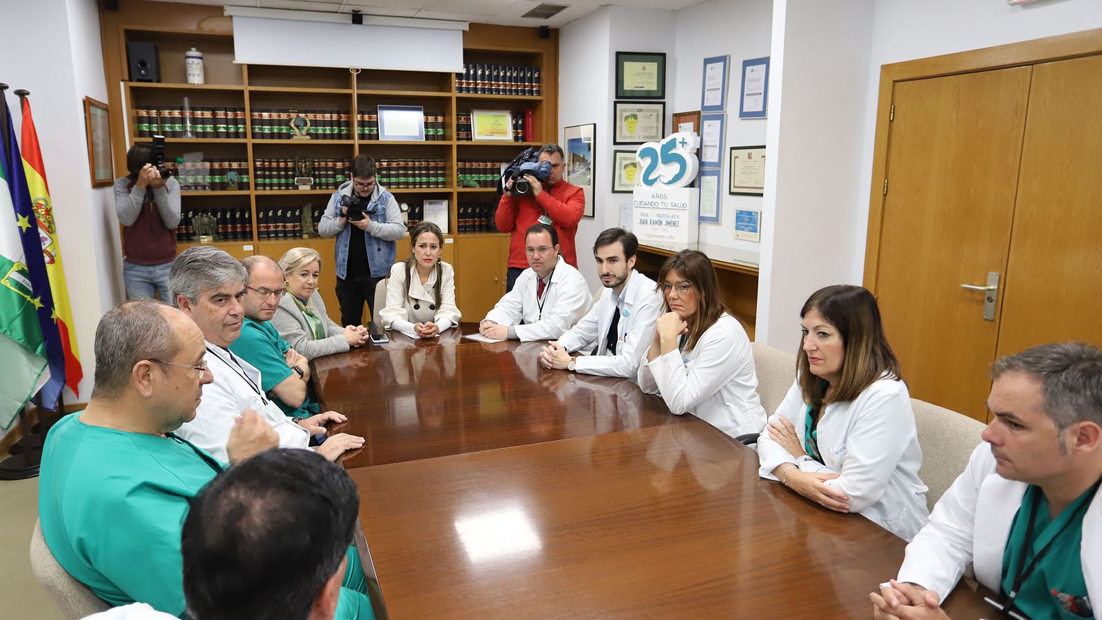 Bella Verano y Manuela Caro en una reunión con los responsables de las distintas áreas en el Juan Ramón Jiménez.