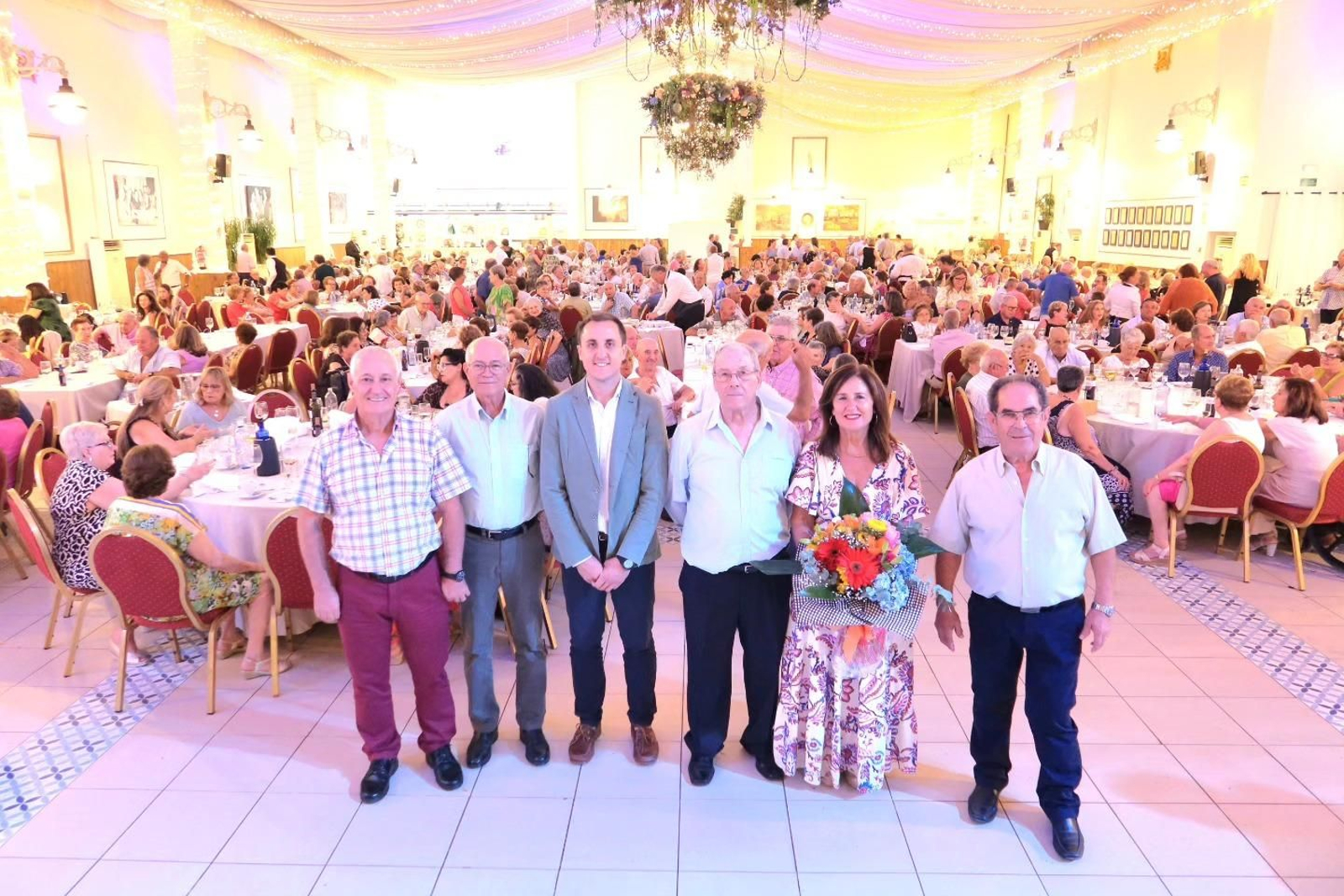 Comida de Mayores en Terraza Carmona.
