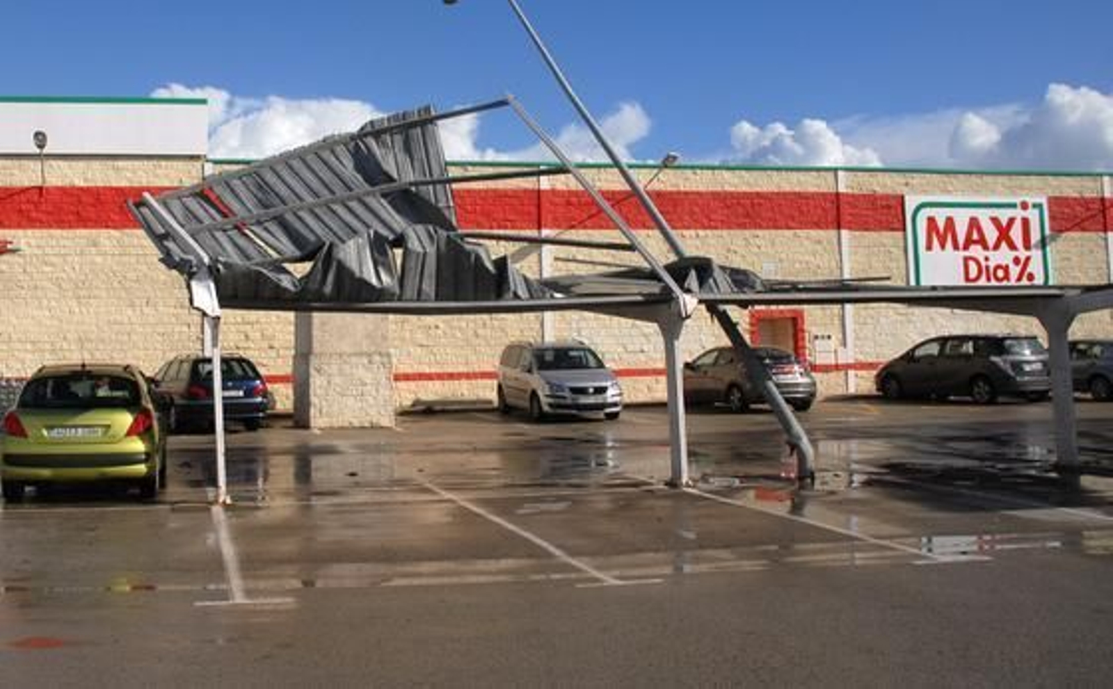 El fuerte viento causó destrozos en las instalaciones deportivas y en varias naves del Polígono de Fradricas

Foto: Rioja
