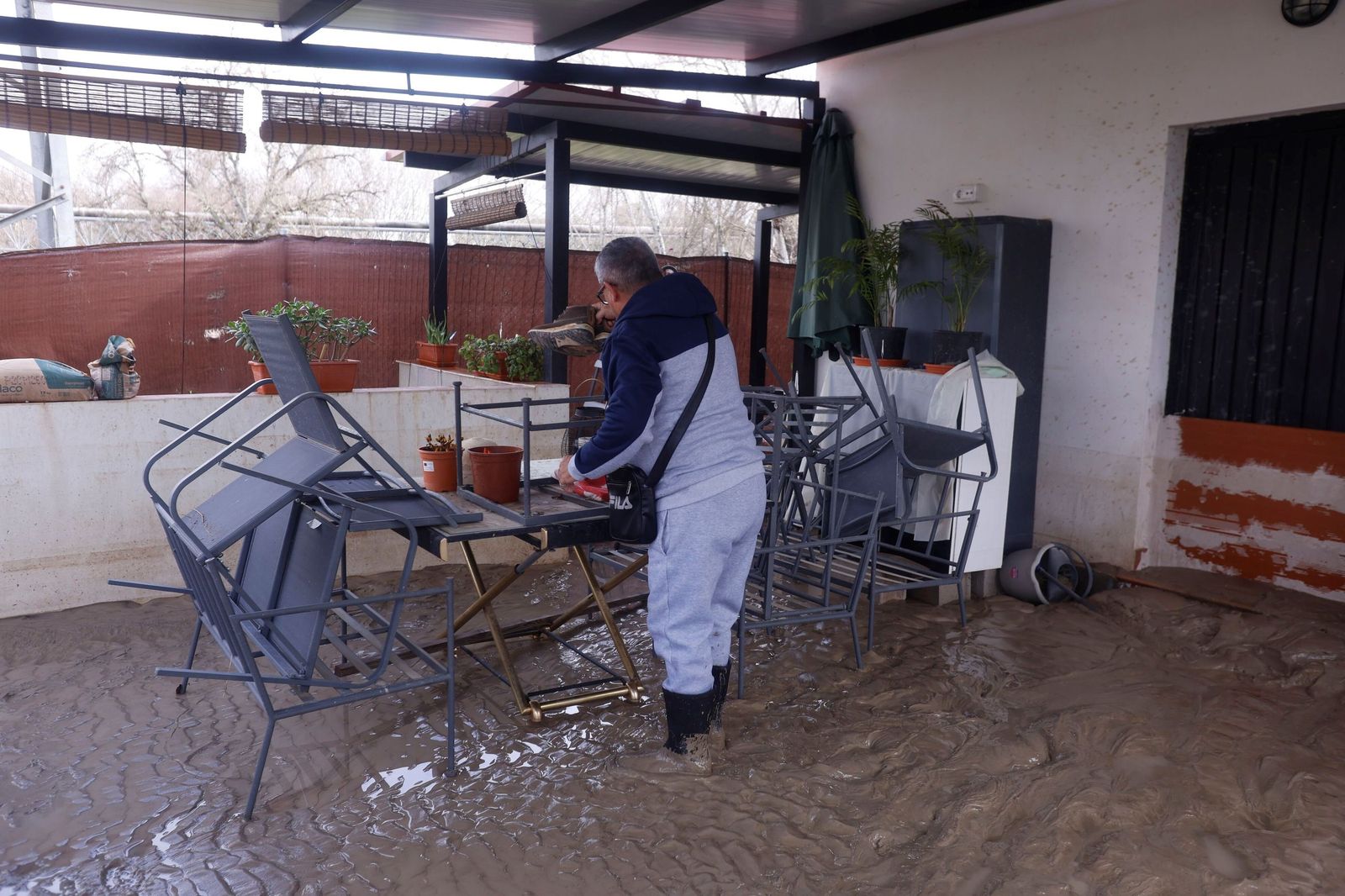 Limpieza en las parcelas de Córdoba tras el tren de tormentas