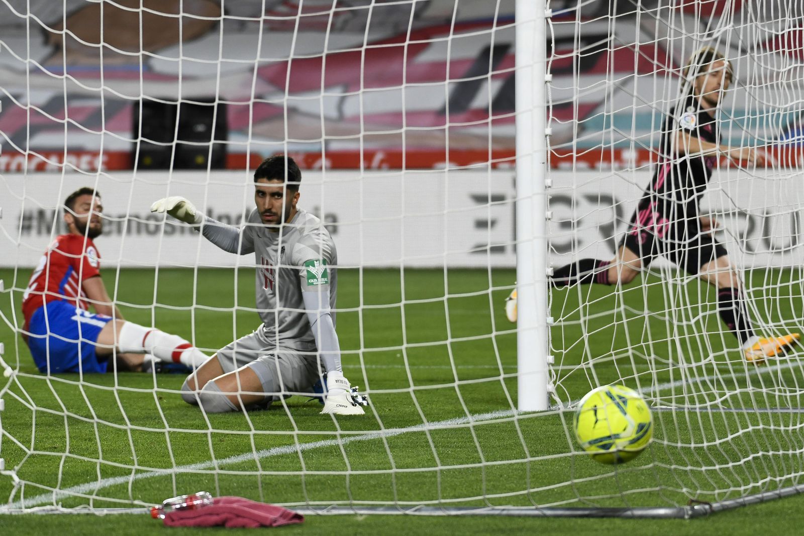 Rui Silva mira impotente como Modric ha enviado el balón al fondo de la red.