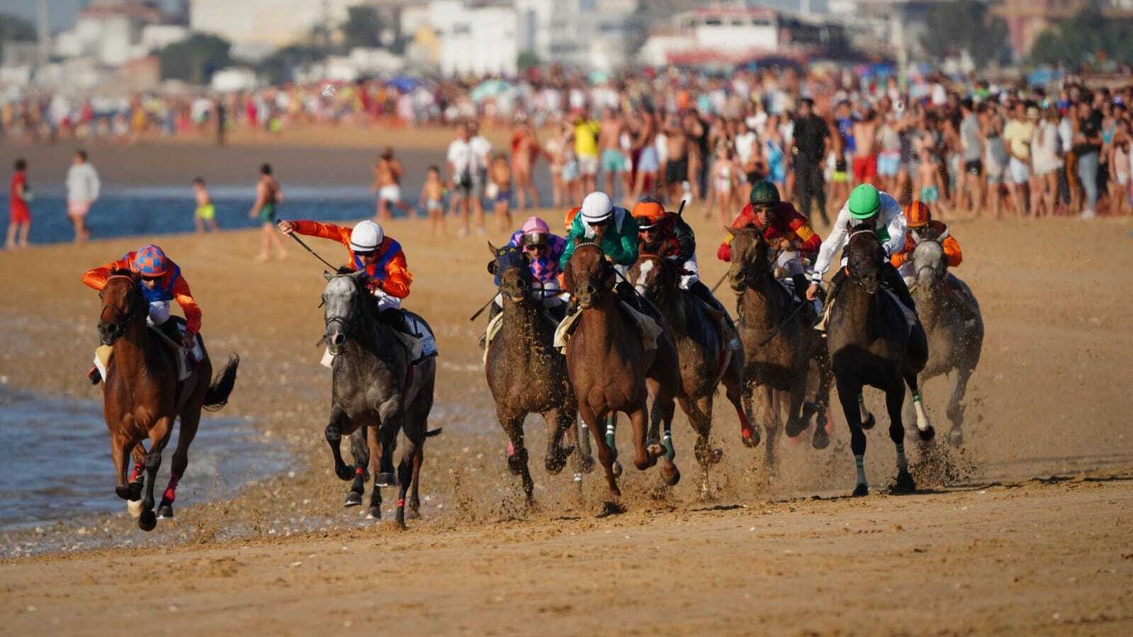 Ignacio Melgarejo, con chaquetilla naranja y gorro blanco, venció en el premio Caja Rural del Sur con 'Iron Duke'.