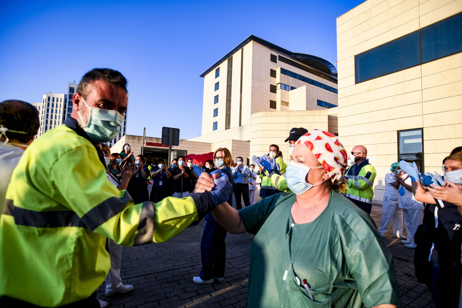 Coronavirus en Granada: trabajadores de Inagra aplauden a las puertas del PTS