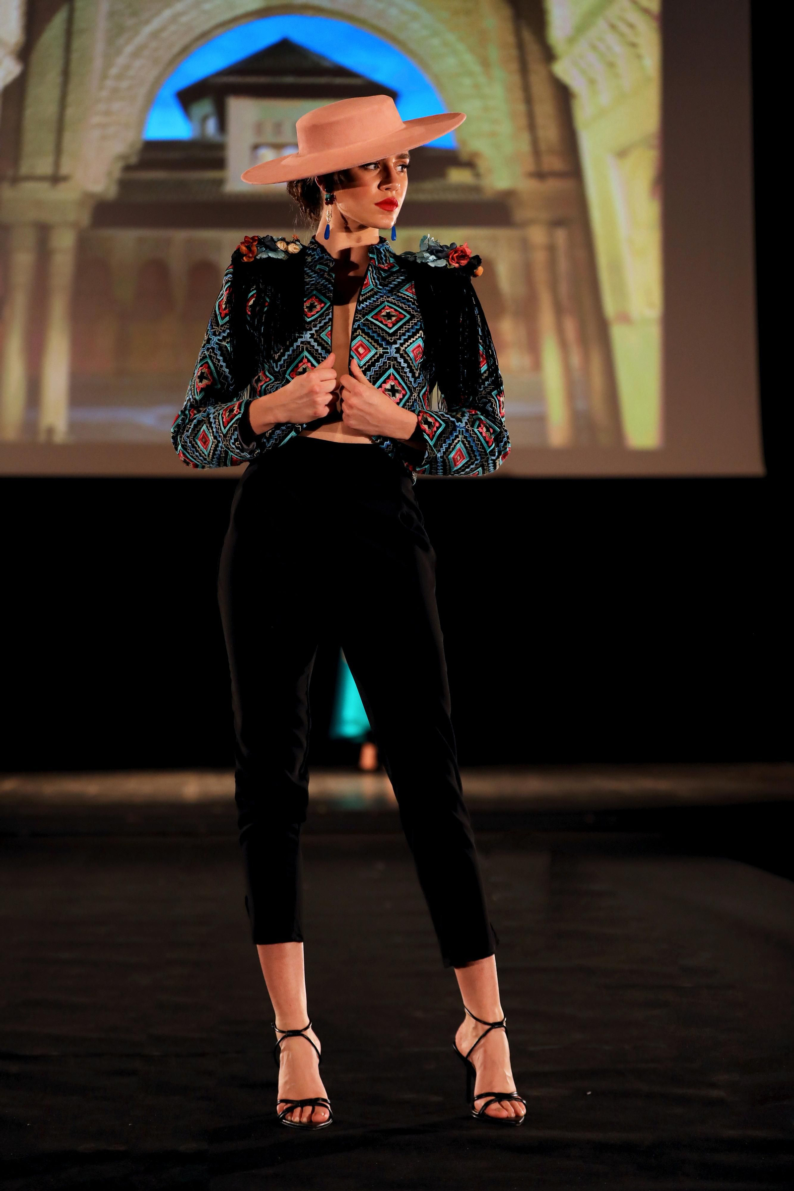 Desfile de Ajolí 58 en la Pasarela Flamenca de Granada