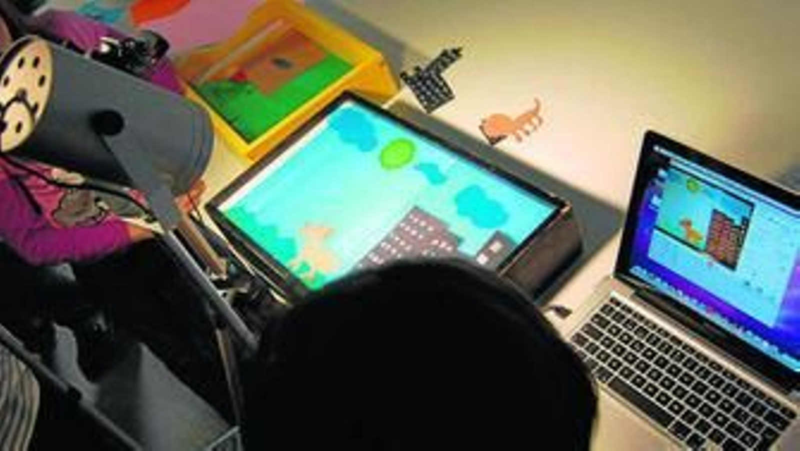 La animación con papeles recortados es una de las actividades del taller audiovisual