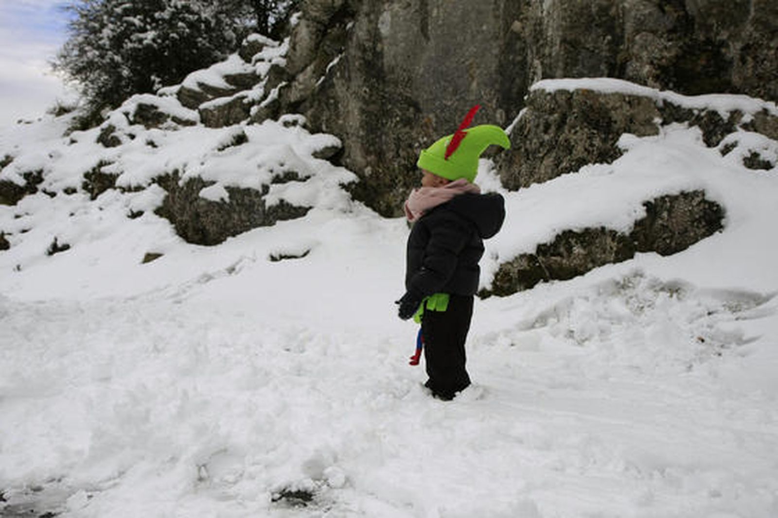 Imágenes del Torcal de Antequera, que presentaba un paisaje totalmente invernal. Los más pequeños disfrutaron de una jornada marcada por el descenso térmico.

Foto: Javier Flores