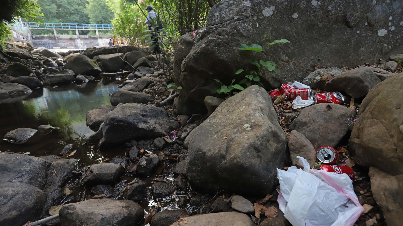Basura en el sendero del Río de la Miel