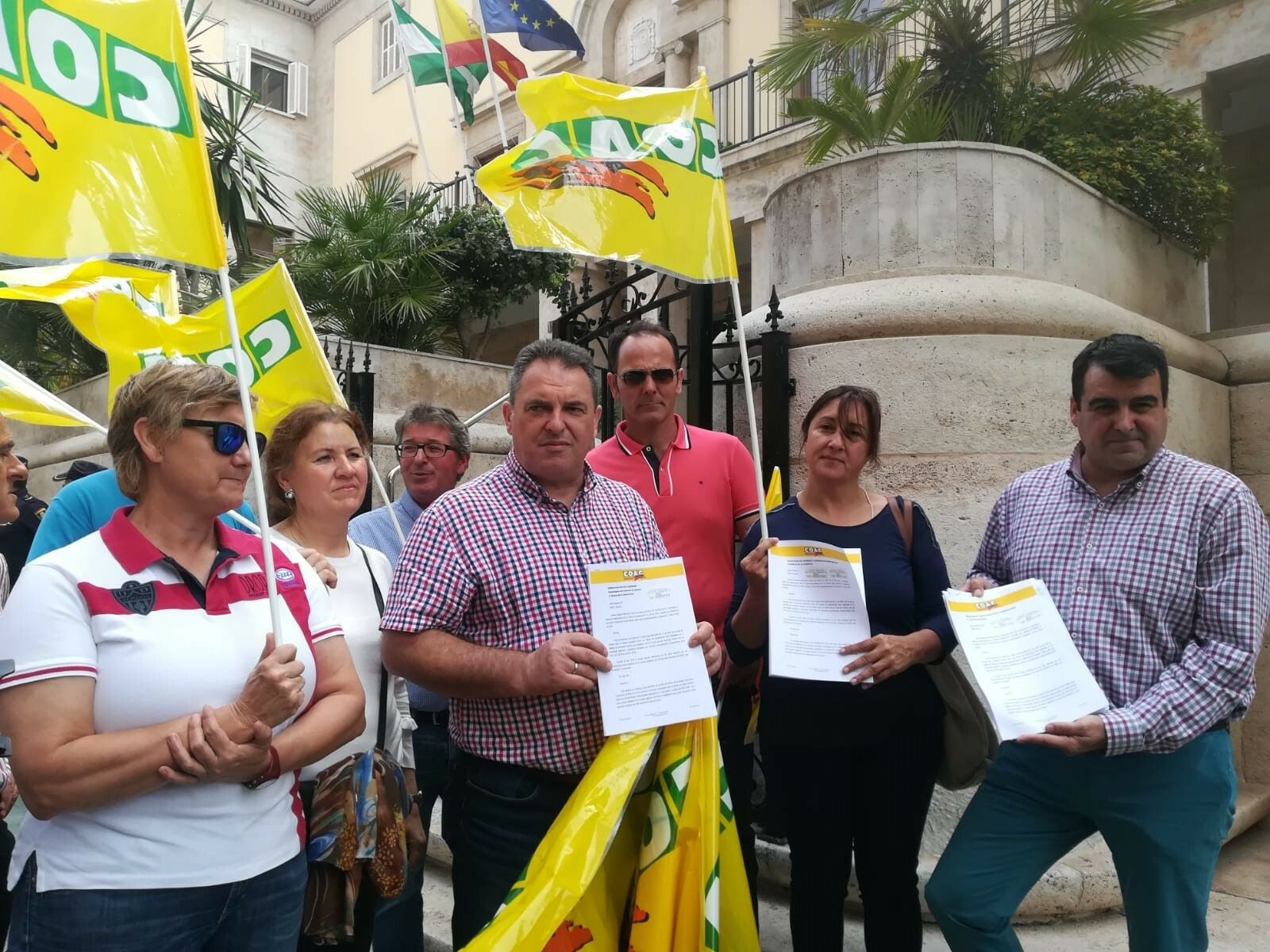 El sindicato Coag Almería a su entrada a la Subdelegación del Gobierno para registrar la petición de reducción.