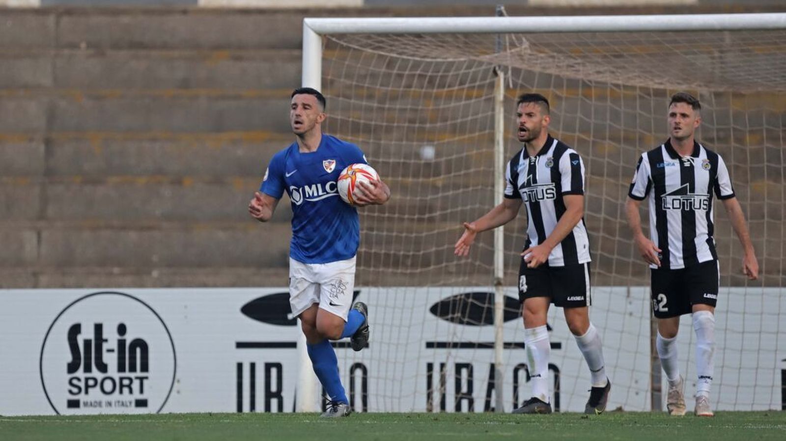 Hugo Díaz, con el balón, en el último Balona-Linares