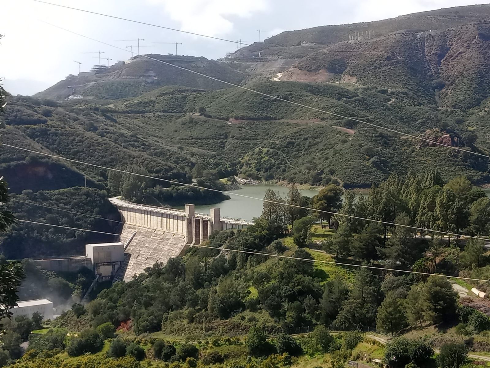 El embalse de la Concepción, en Istán, tras las últimas lluvias, en imágenes