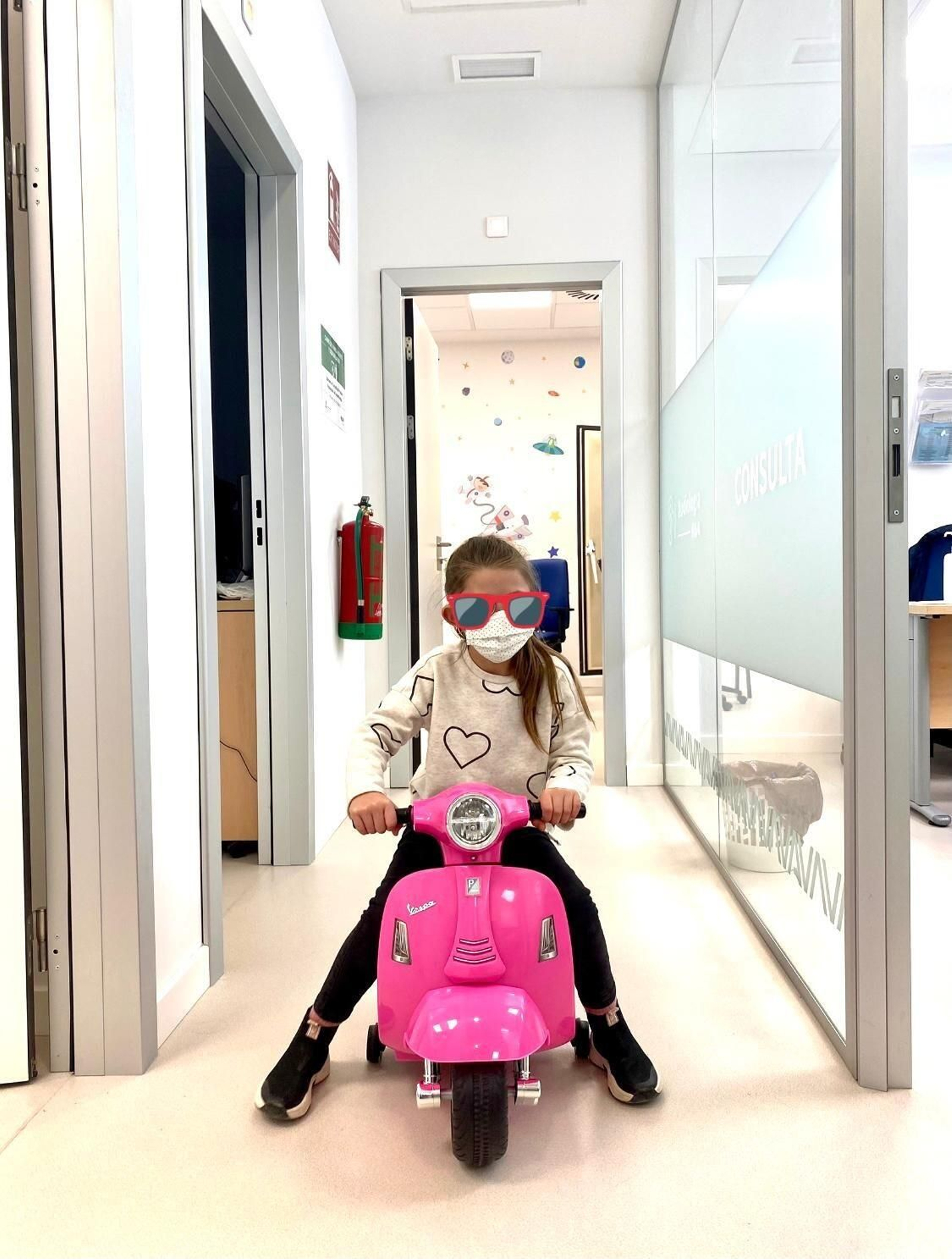 Una menor en una moto donada en las nuevas instalaciones de la unidad de Audiología del Macarena.