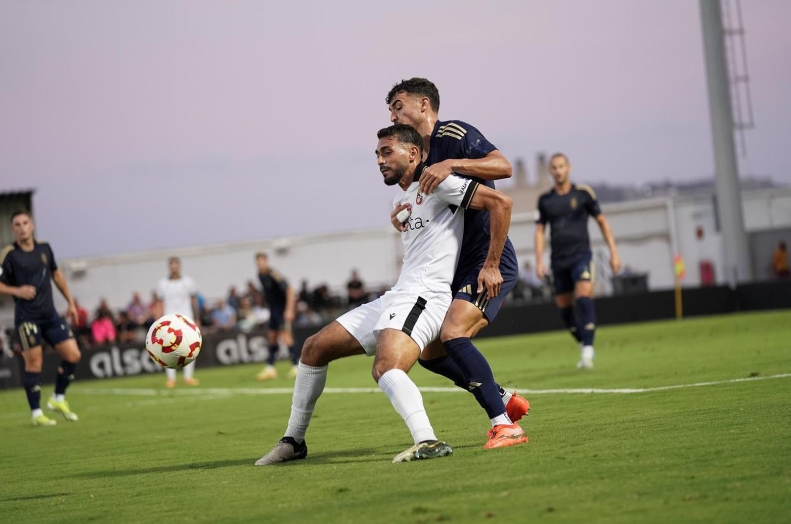 Forcejeo entre Rubén Serrano y Sofiane.