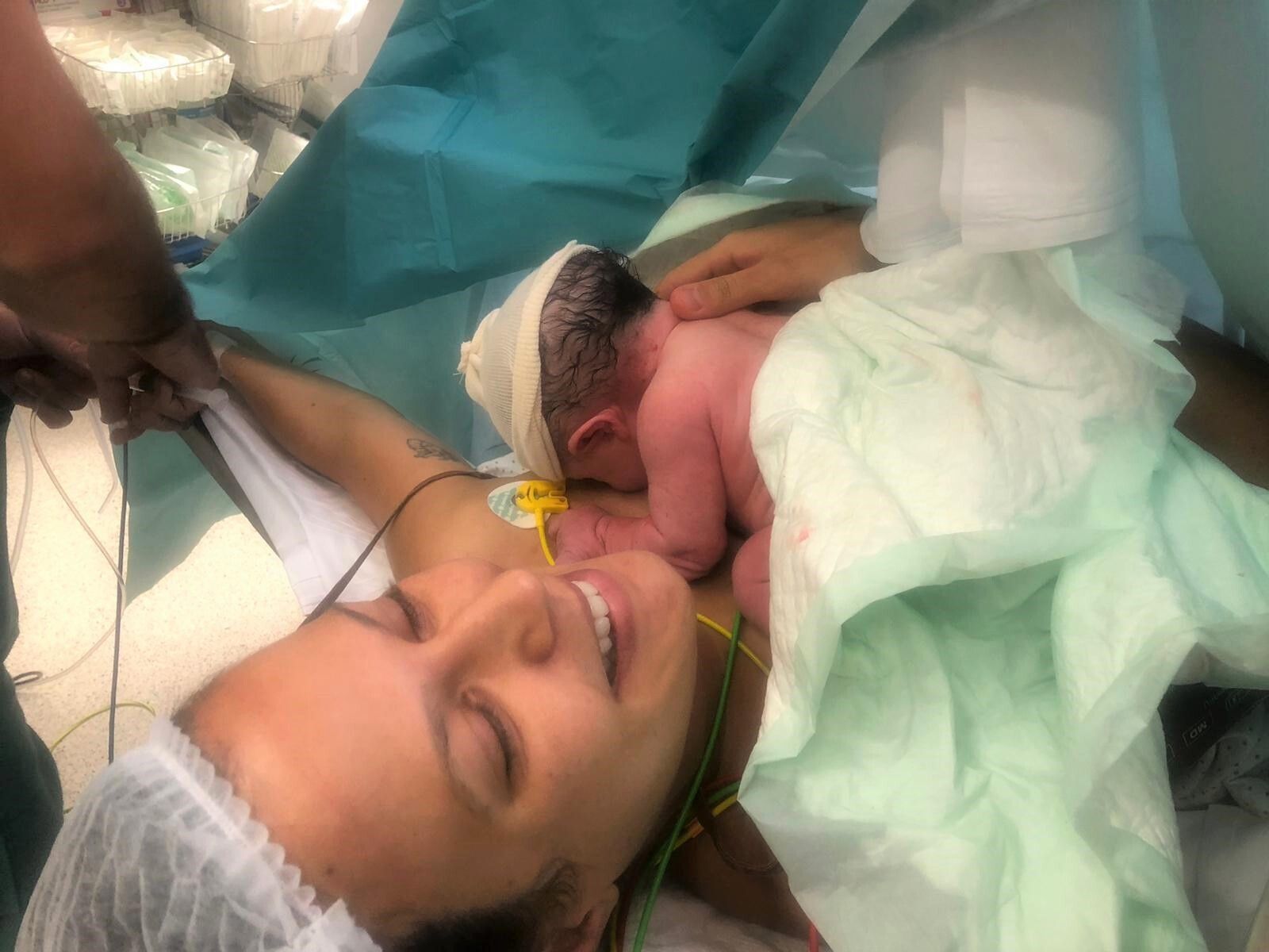 Imagen del nacimiento de un bebé en el Hospital San Cecilio de Granada