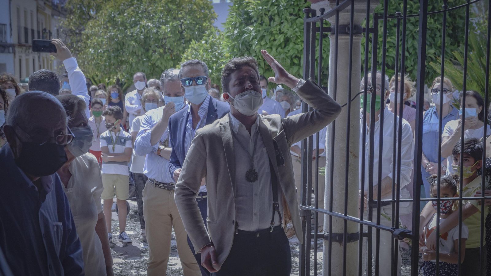 Un rociero de Gines grita los vivas tras rezarse el Ángelus.