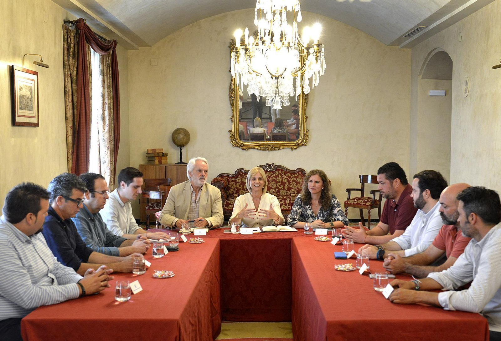 María José García-Pelayo, en su reunión con los alcaldes de la zona rural.