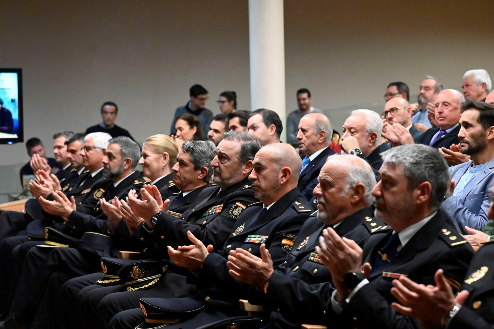 El homenaje de la Policia Nacional de Córdoba a sus agentes jubilados, en imágenes