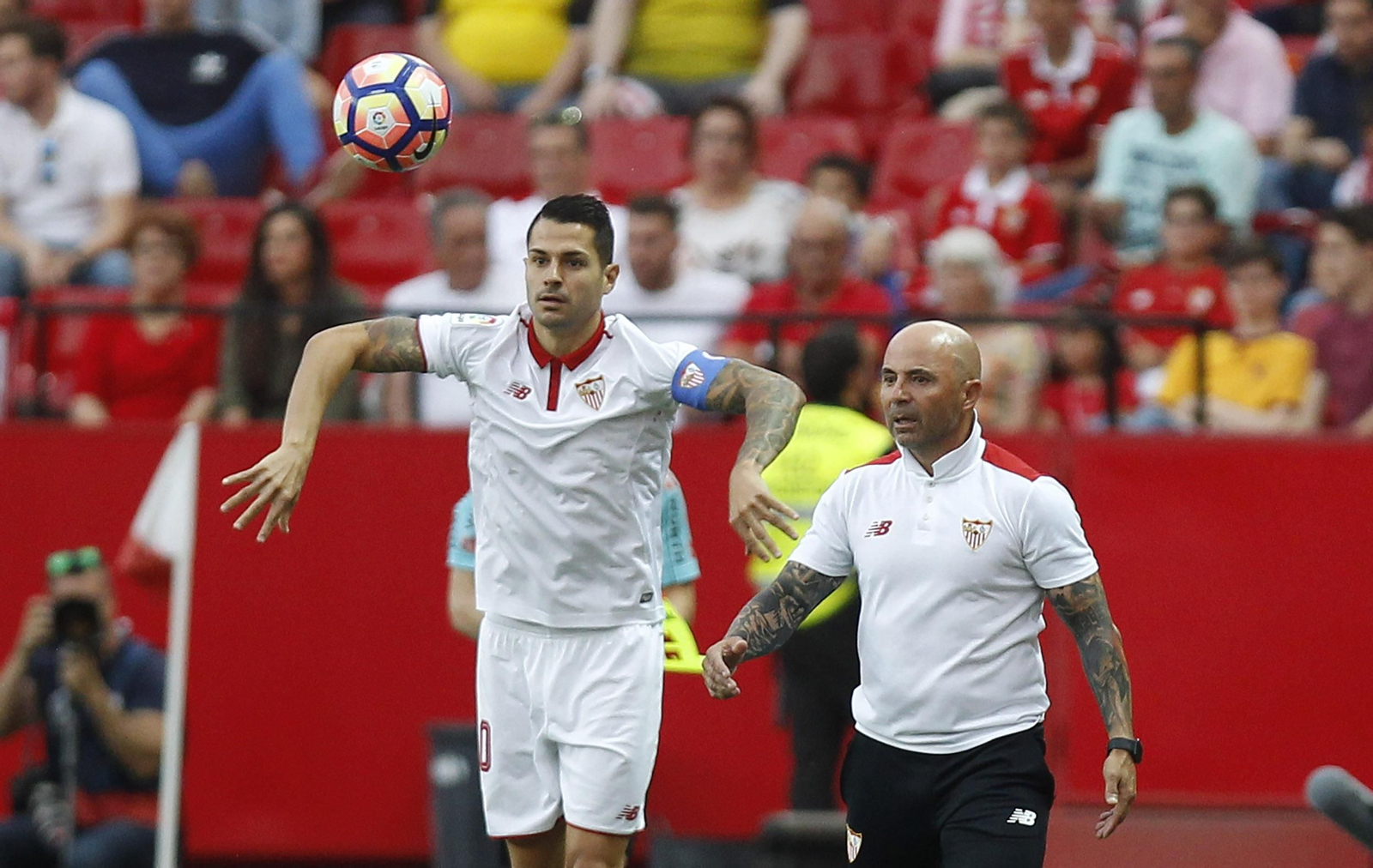 Vitolo saca de banda mientras Sampaoli realiza un gesto en la banda.