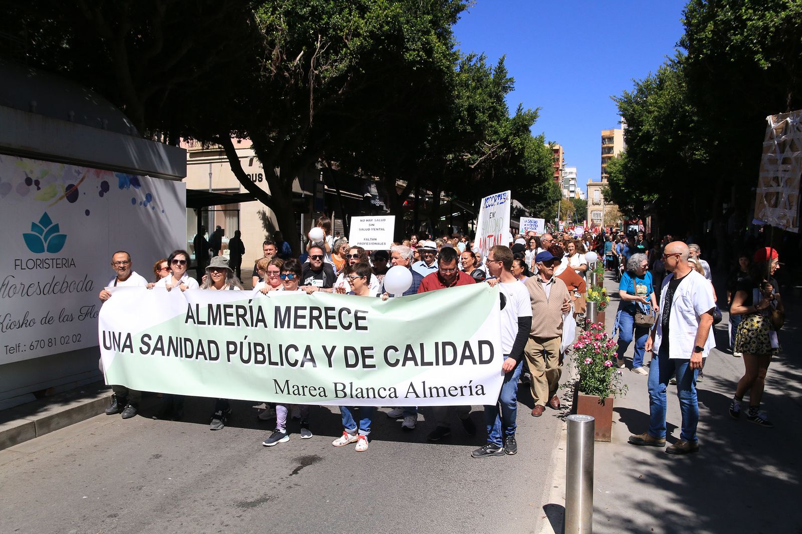 Los sanitarios de Almería se manifiestan contra la mala salud de la sanidad andaluza