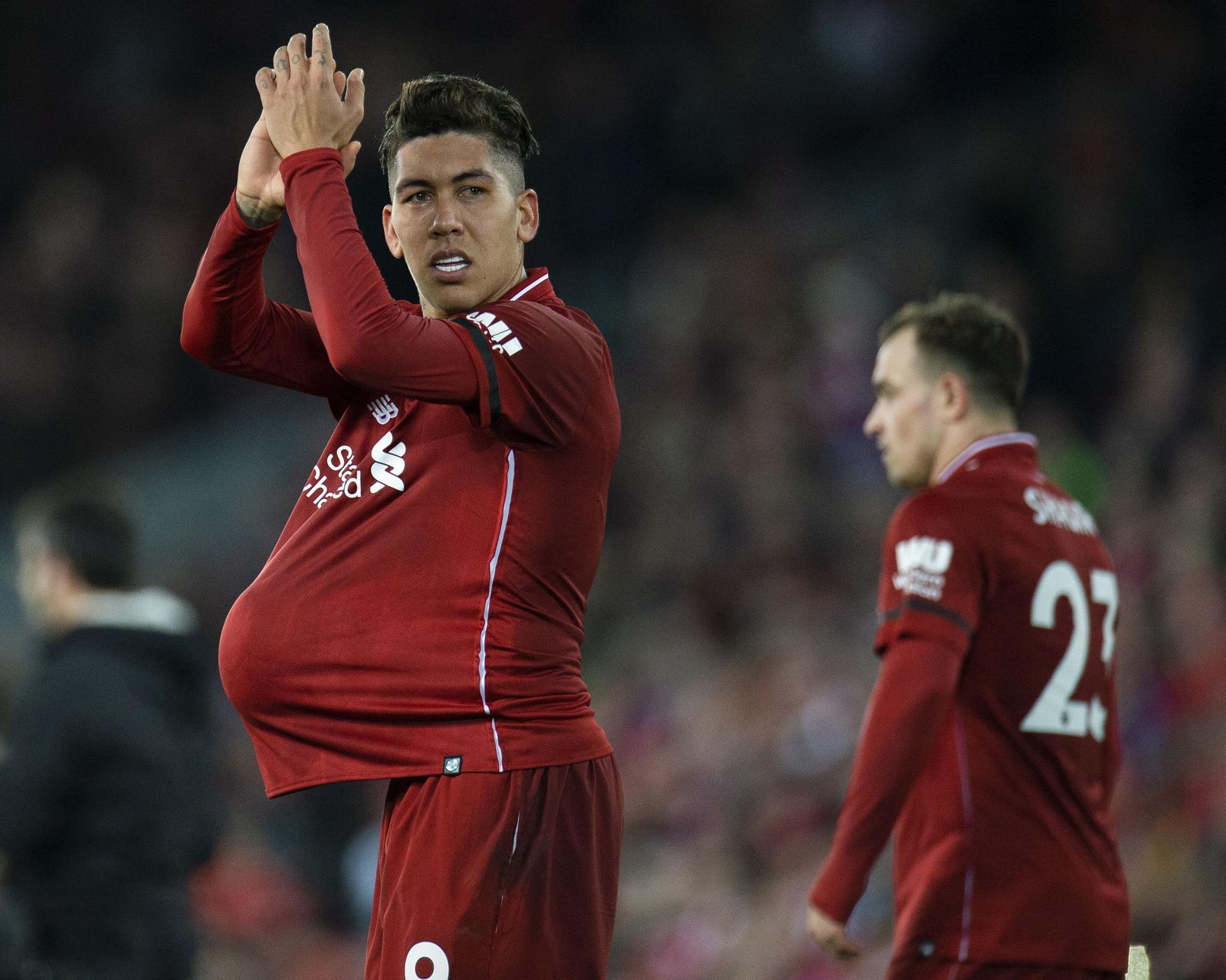 Firmino se lleva el balón a casa tras anotar tres goles
