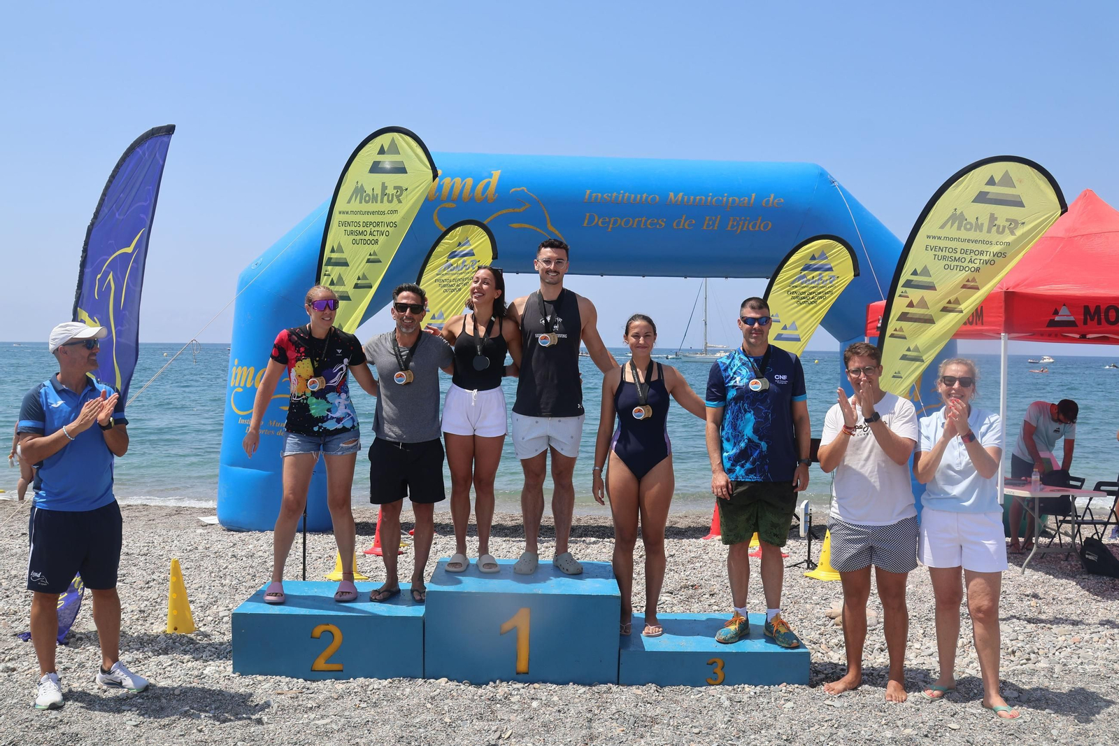 Podio tanto en categoría masculina como femenina de la Travesía a Nado de Balerma celebrada en la mañana de este domingo.