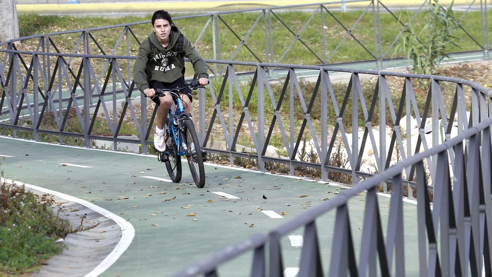 Carril bici frente a la dársena de El Saladillo.