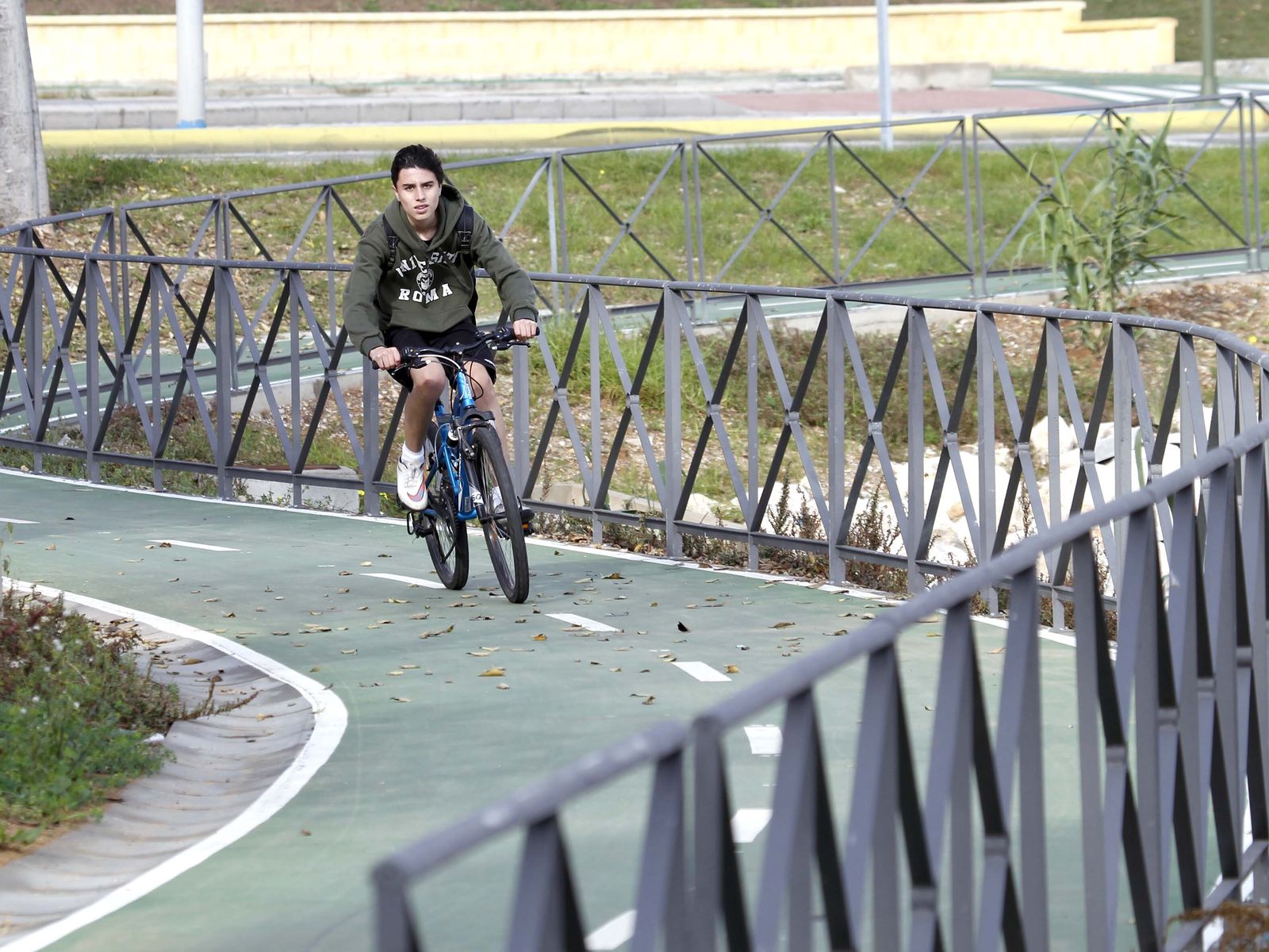 Carril bici frente a la dársena de El Saladillo.
